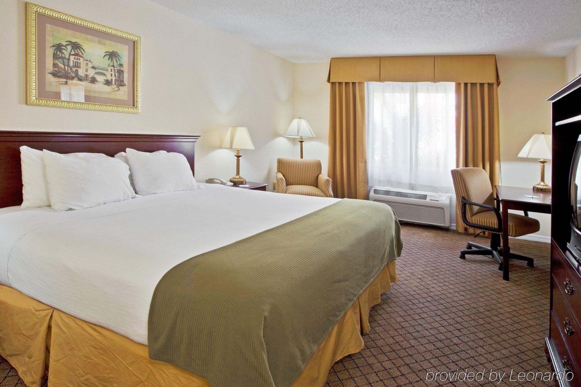 Holiday Inn Express Hotel & Suites Bradenton West, An Ihg Hotel Exterior photo