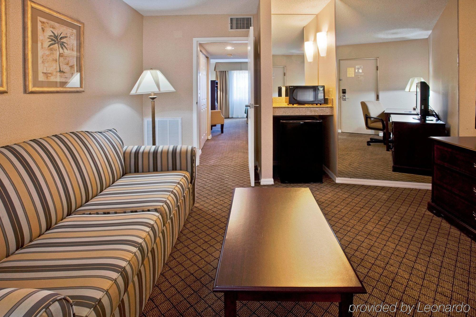 Holiday Inn Express Hotel & Suites Bradenton West, An Ihg Hotel Exterior photo